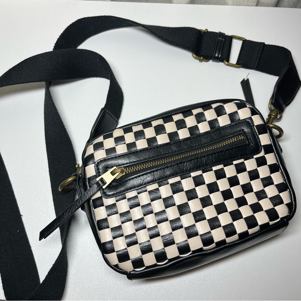 Universal Thread: Black & White Checker Plaid Camera
Crossbody Bag w/Str…